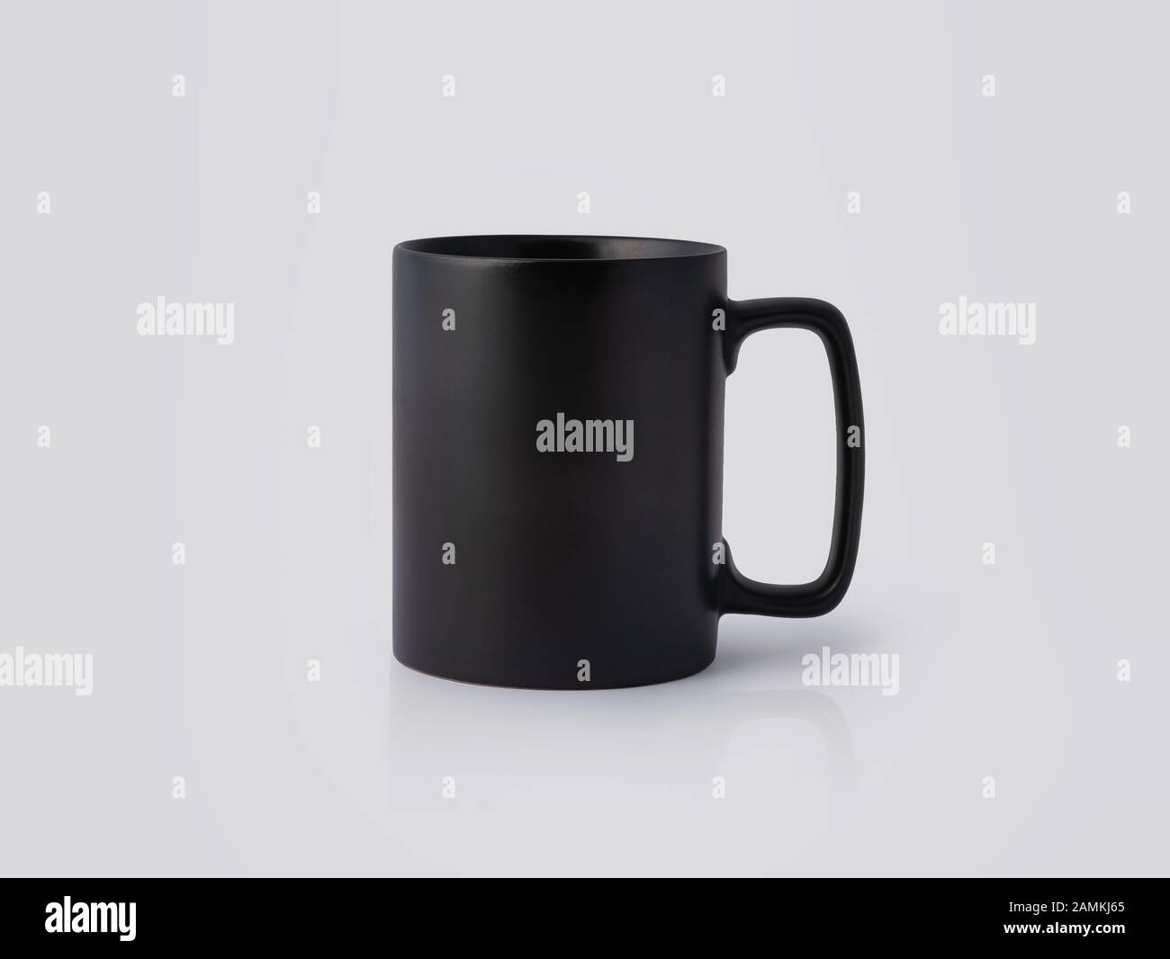 Schwarzer Keramikbecher auf weißem Hintergrund. Leerer Getränketasse für Ihr Design Stockfoto