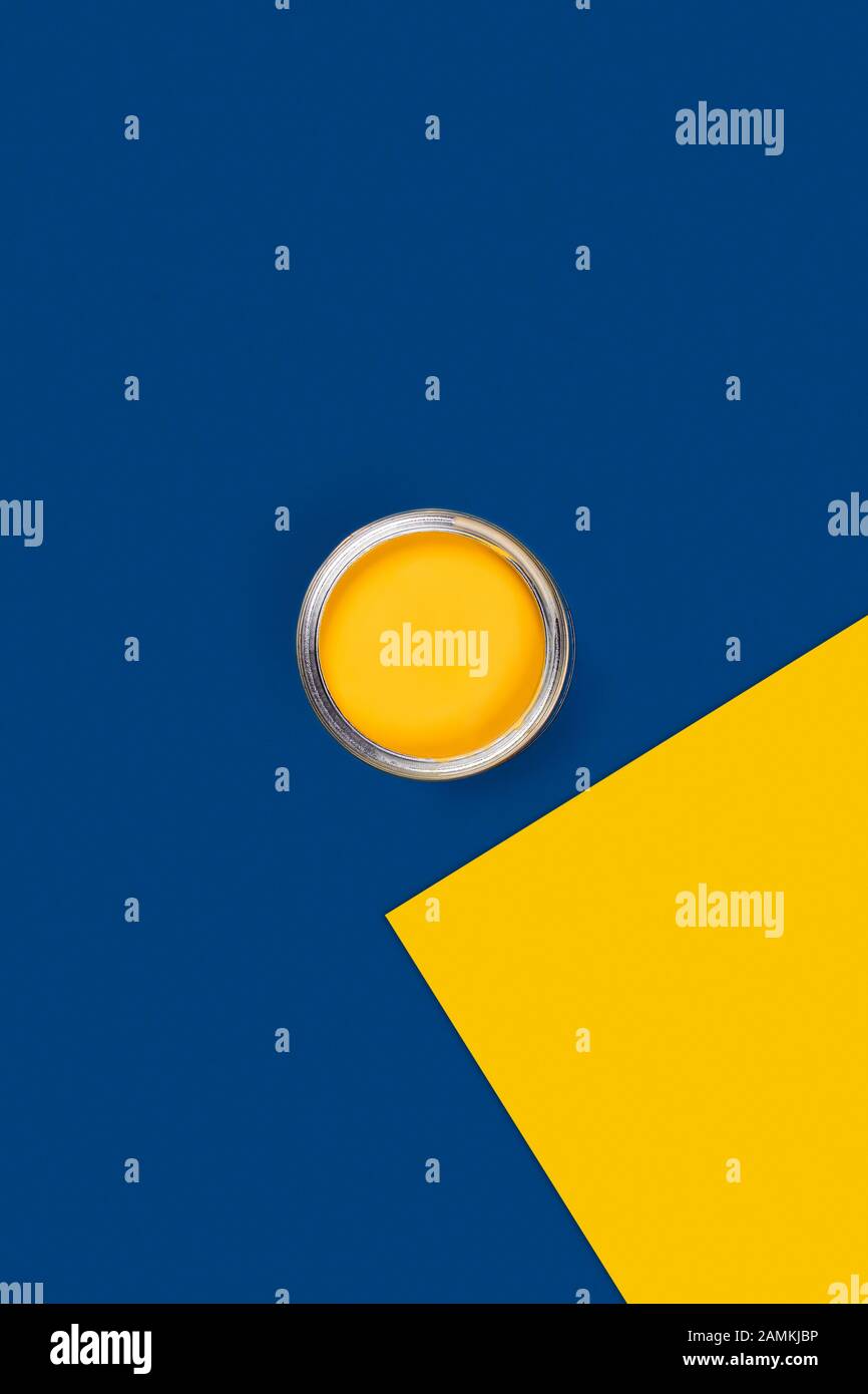 Reparaturkonzept. Vertikales Bild. Klassischer blauer und gelber Hintergrund mit einer Farb-Dose, diagonaler Komposition. Flaches Layout, Draufsicht, Kopierbereich. Stockfoto