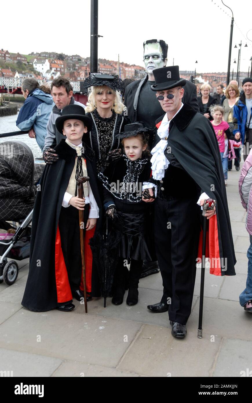 Goth Convention Weekend in Whitby, North Yorkshire in Großbritannien Hunderte von schwarz gekleideten Goten steigen auf den historischen und malerischen Hafen am Meer Stockfoto