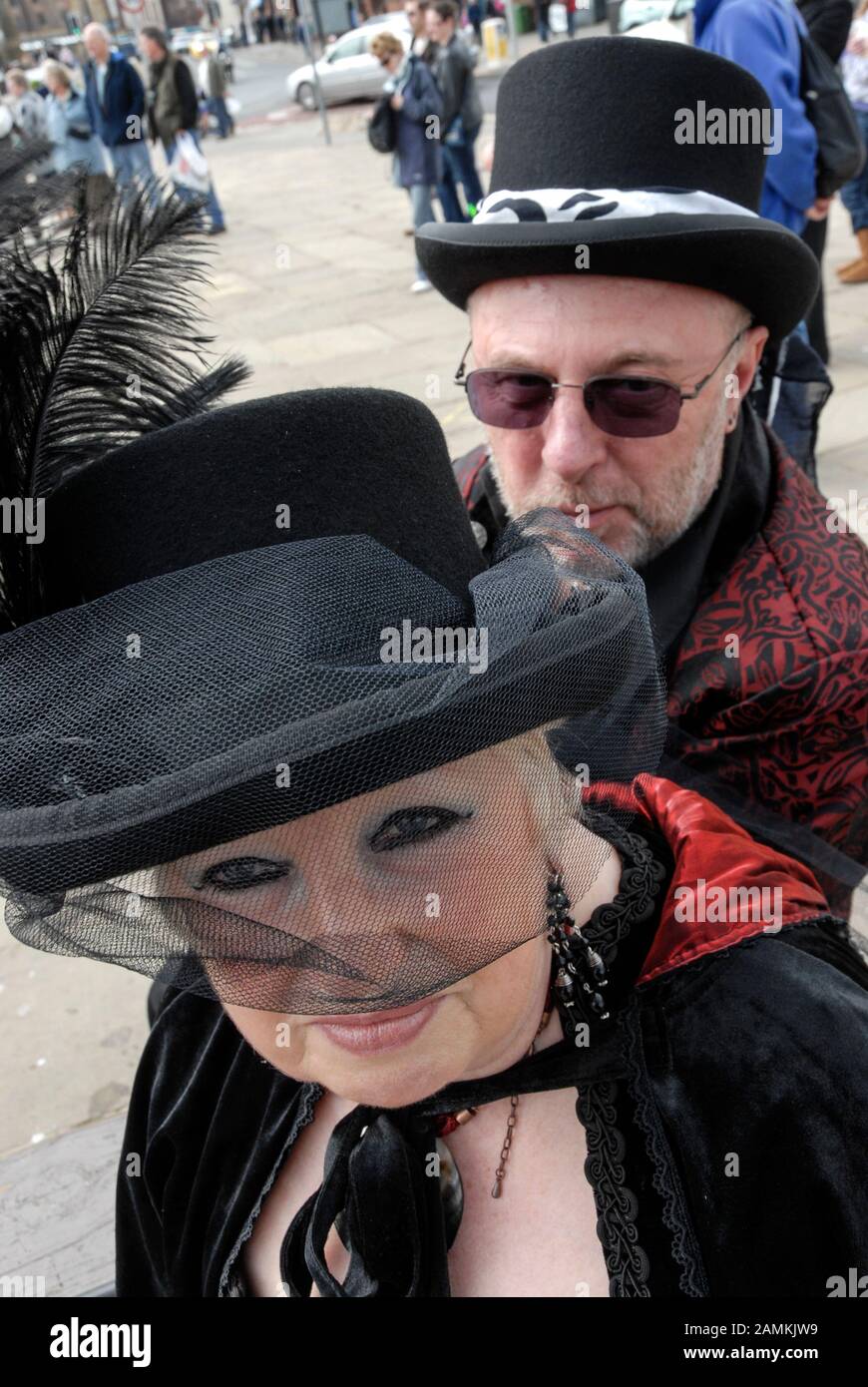 Goth Convention Weekend in Whitby, North Yorkshire in Großbritannien Hunderte von schwarz gekleideten Goths ziehen an der historischen und malerischen Küste harbou ab Stockfoto