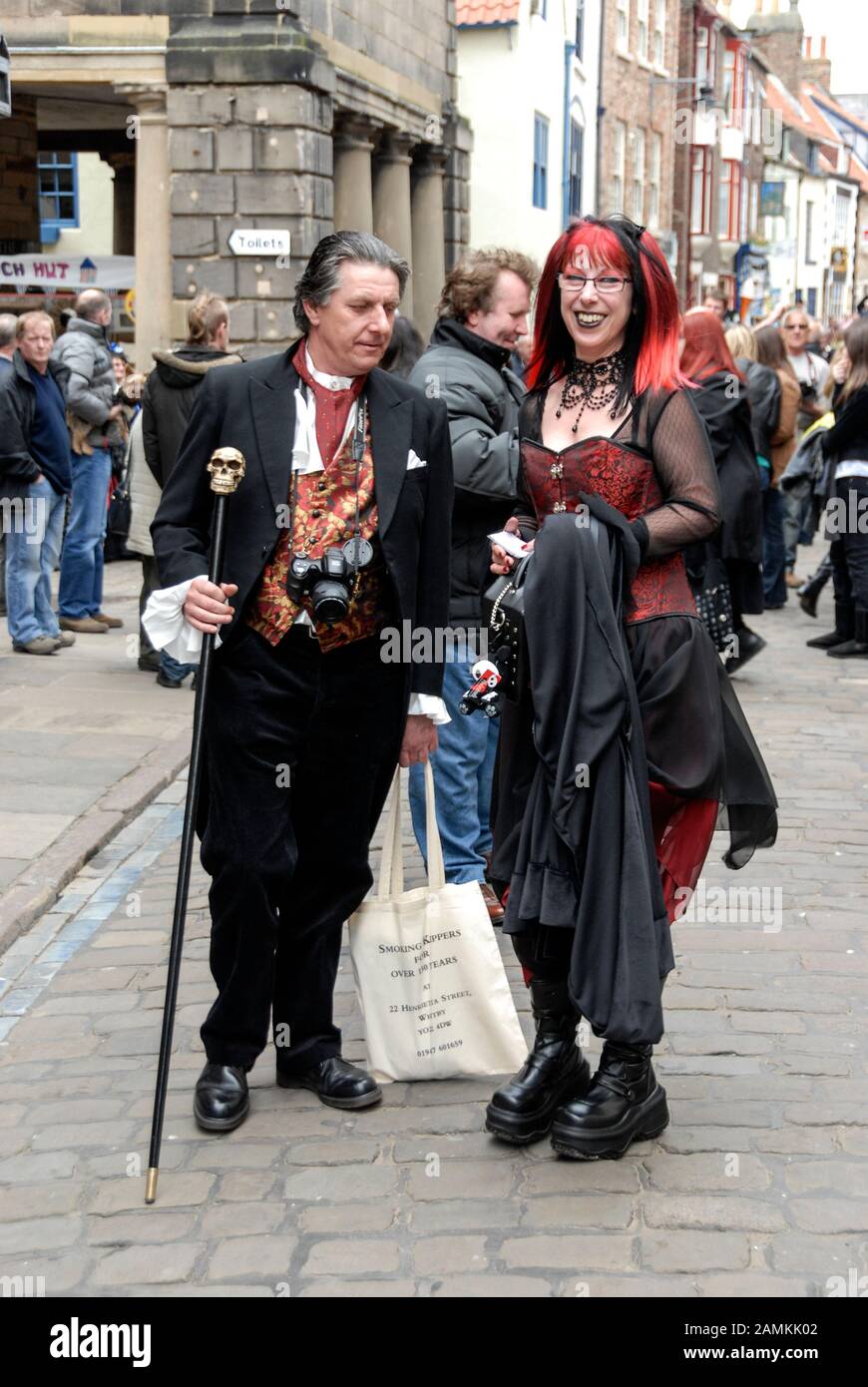 Goth Convention Weekend in Whitby, North Yorkshire, Großbritannien Hunderte von schwarz gekleideten Goths steigen am historischen und malerischen Hafen ab Stockfoto