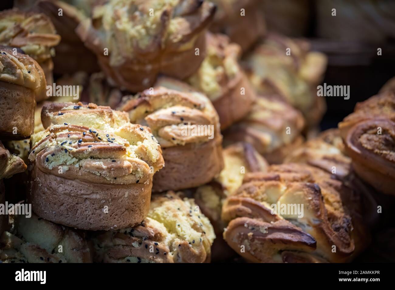 Großer Teller mit köstlichen kleinen süßen Brötchen und Kuchen in der Bäckerei in China Stockfoto