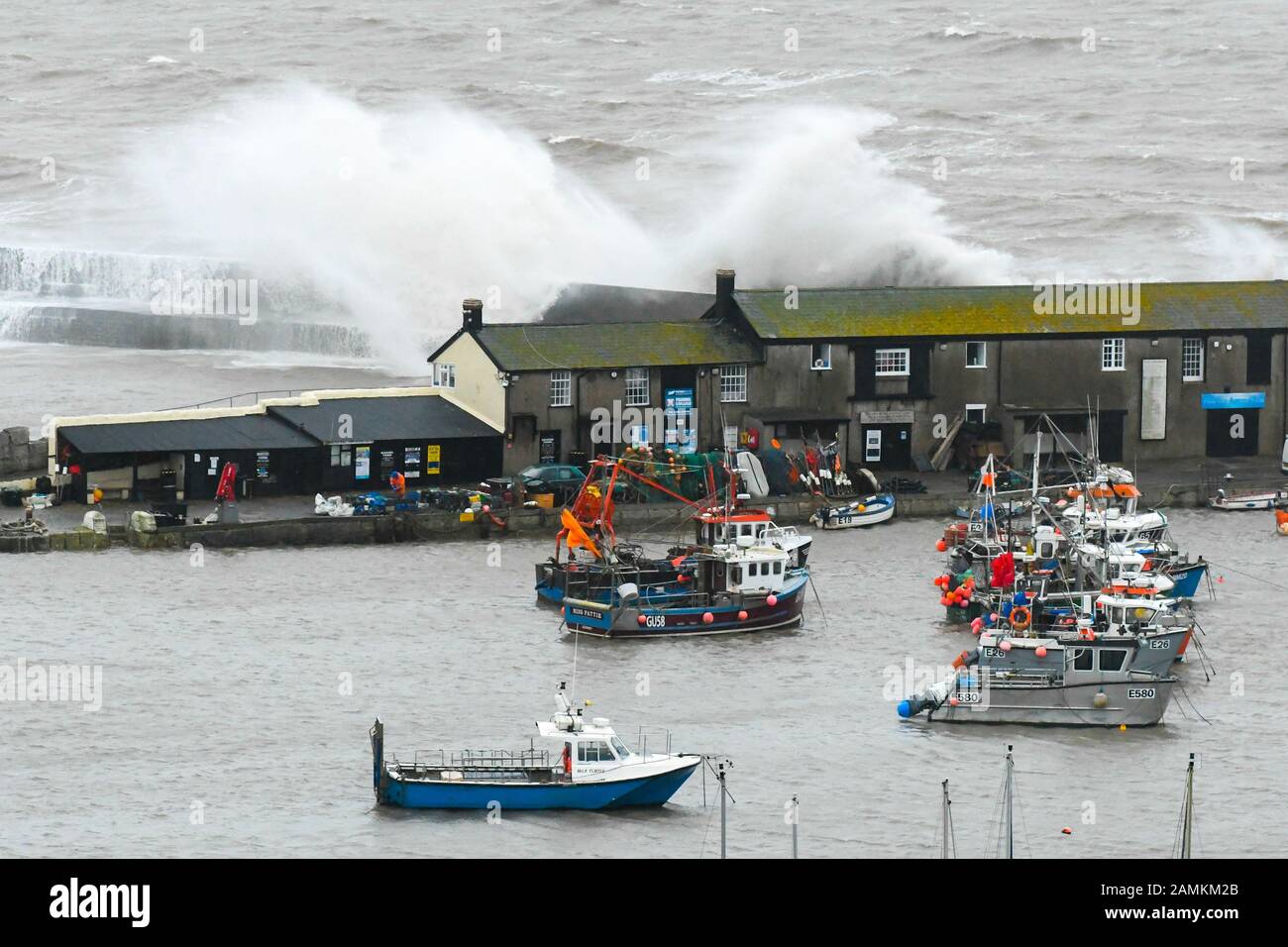 Lyme Regis, Dorset, Großbritannien. Januar 2020. Wetter in Großbritannien. Stürmische Meere stürzen gegen den Cobb-Hafen bei Lyme Regis in Dorset ab, da stürmische Zustände nach Storm Brendan andauern. Bildnachweis: Graham Hunt/Alamy Live News Stockfoto