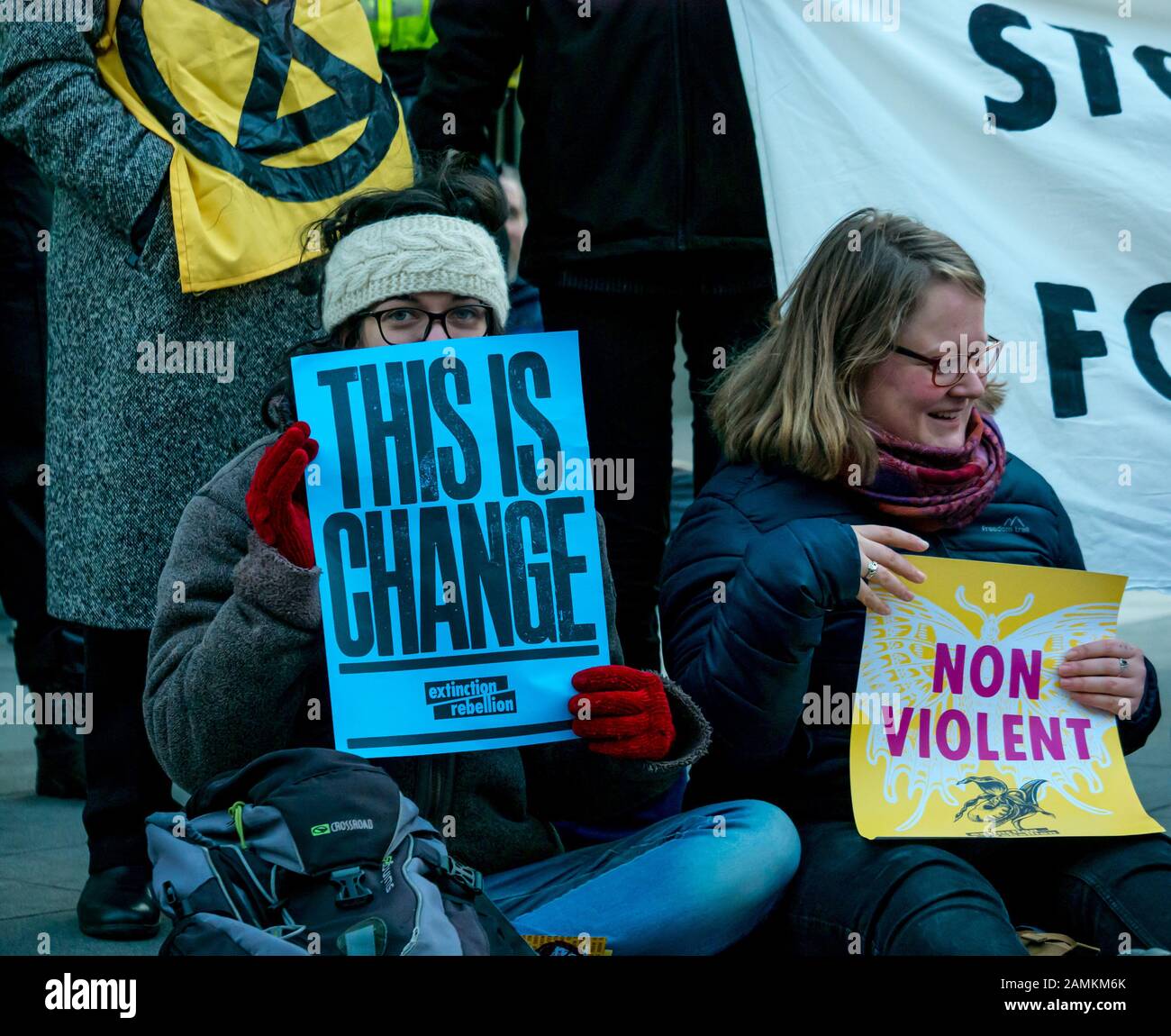 Leith Street, Edinburgh, Schottland, Großbritannien, 14. Januar 2020. Aussterben Rebellion: Teil der Woche der Kampagne lange Maßnahmen gegen Unternehmen der fossilen Brennstoffe. Die Aktivisten Blockade finanzielle Unternehmen Baillie Gifford von vor der Morgendämmerung, die MSP-Pensionskasse mit Aktien der Ölgesellschaft Shell verwalten Stockfoto