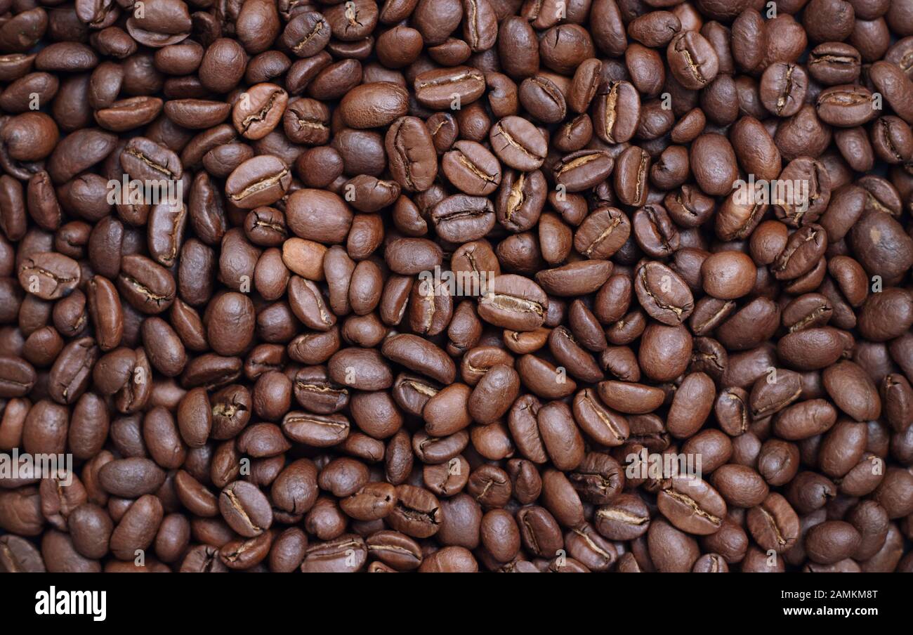 Braun geröstetem aromatischen Kaffee Bohnen als Hintergrund Stockfoto