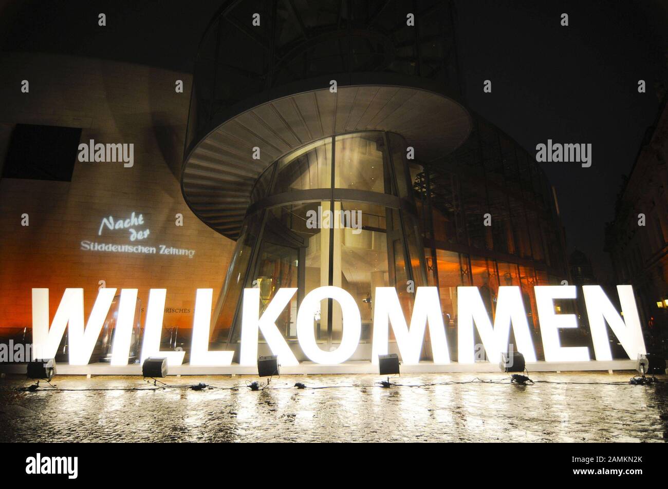 Im festlich beleuchteten Pei-Anhang des Deutschen Historischen Museums findet die "Nacht der Süddeutschen Zeitung" statt. [Automatisierte Übersetzung] Stockfoto