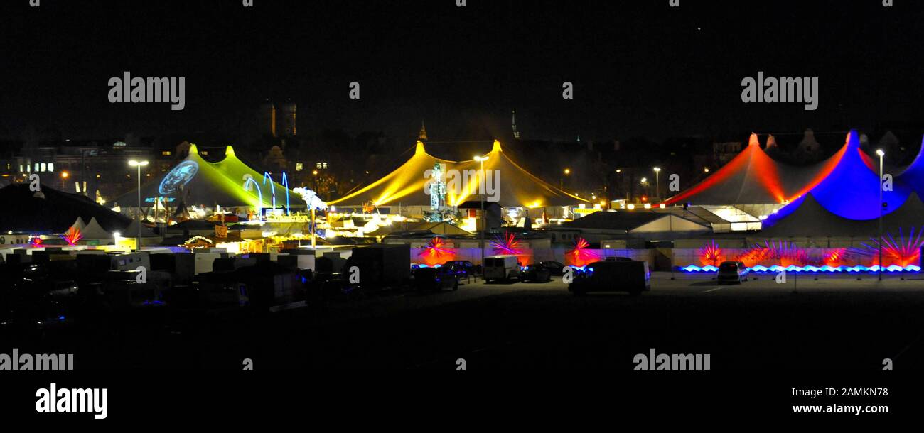 Nächtliches beleuchtetes winter-tollwood auf der Theresienwiese. [Automatisierte Übersetzung] Stockfoto