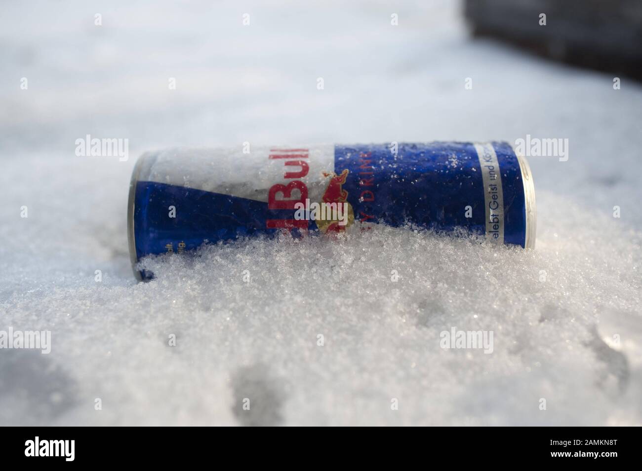 Ein Red Bull kann im Schnee liegen, symbolisches Bild des Red Bull Crash Ice Contest im Münchner Olympiapark [automatisierte Übersetzung] Stockfoto