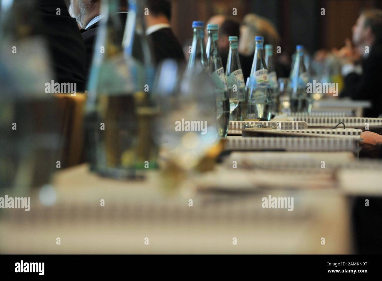 Wasserflaschen auf den Zuschauerplätzen der 'SZ-Führungstreffen Wirtschaft 2009' im Adlon Hotel Berlin. [Automatisierte Übersetzung] Stockfoto