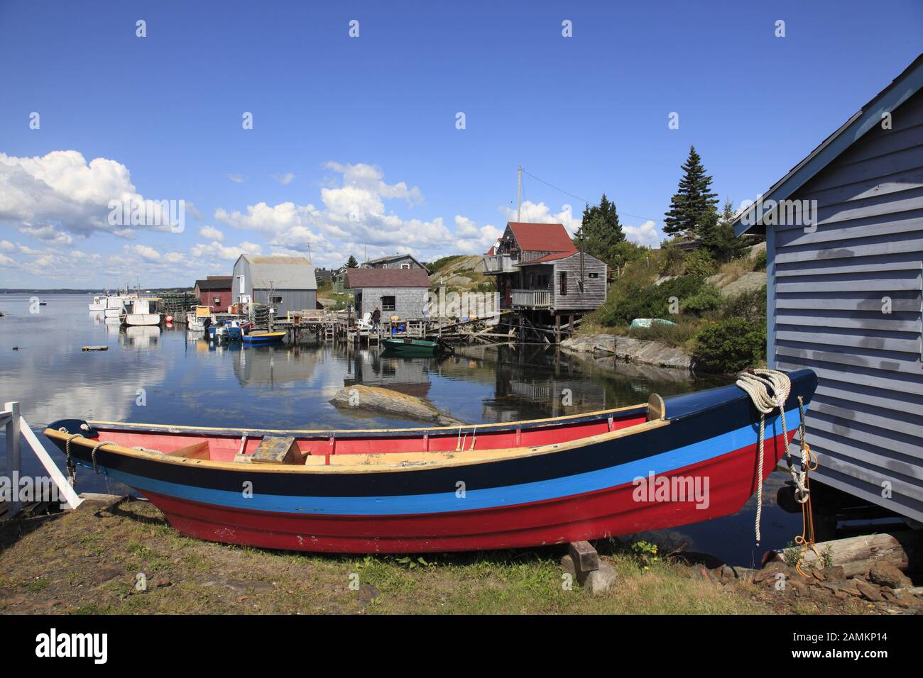 Buntes Fischerboot vor den Fischerhäusern am berühmten Place Blue Rocks bei Lunenburg, Mahone Bay, Nova Scotia, Atlantic Canada, Nordamerika. [Automatisierte Übersetzung] Stockfoto