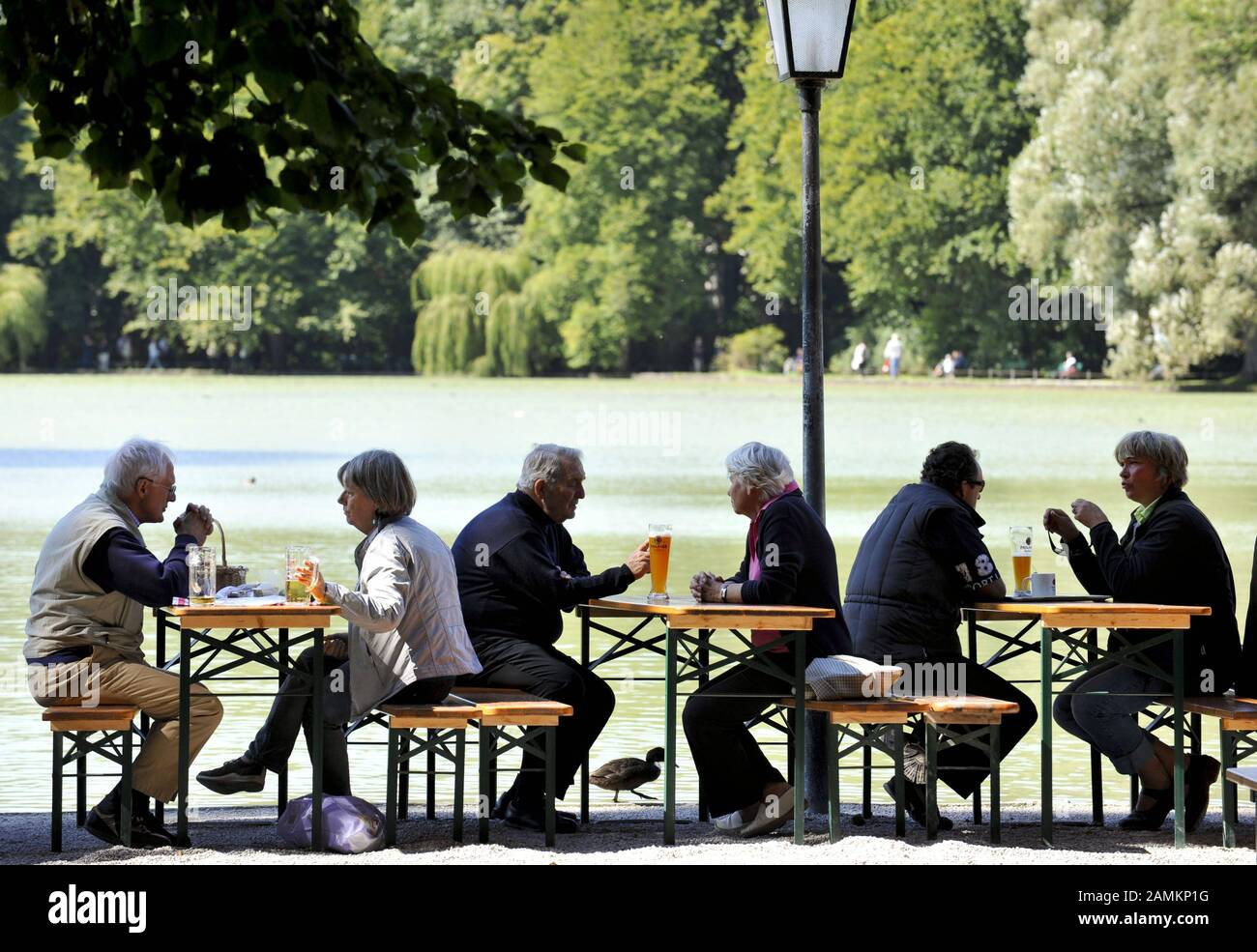 Besucher des Biergartens "Seehaus" am Kleinhesseloher Sehen im Englischen Garten. [Automatisierte Übersetzung] Stockfoto