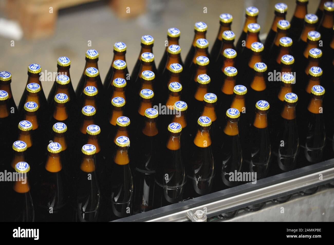 Flaschenabfüllanlage in der Hofbräu-Brauerei in München. [Automatisierte Übersetzung] Stockfoto