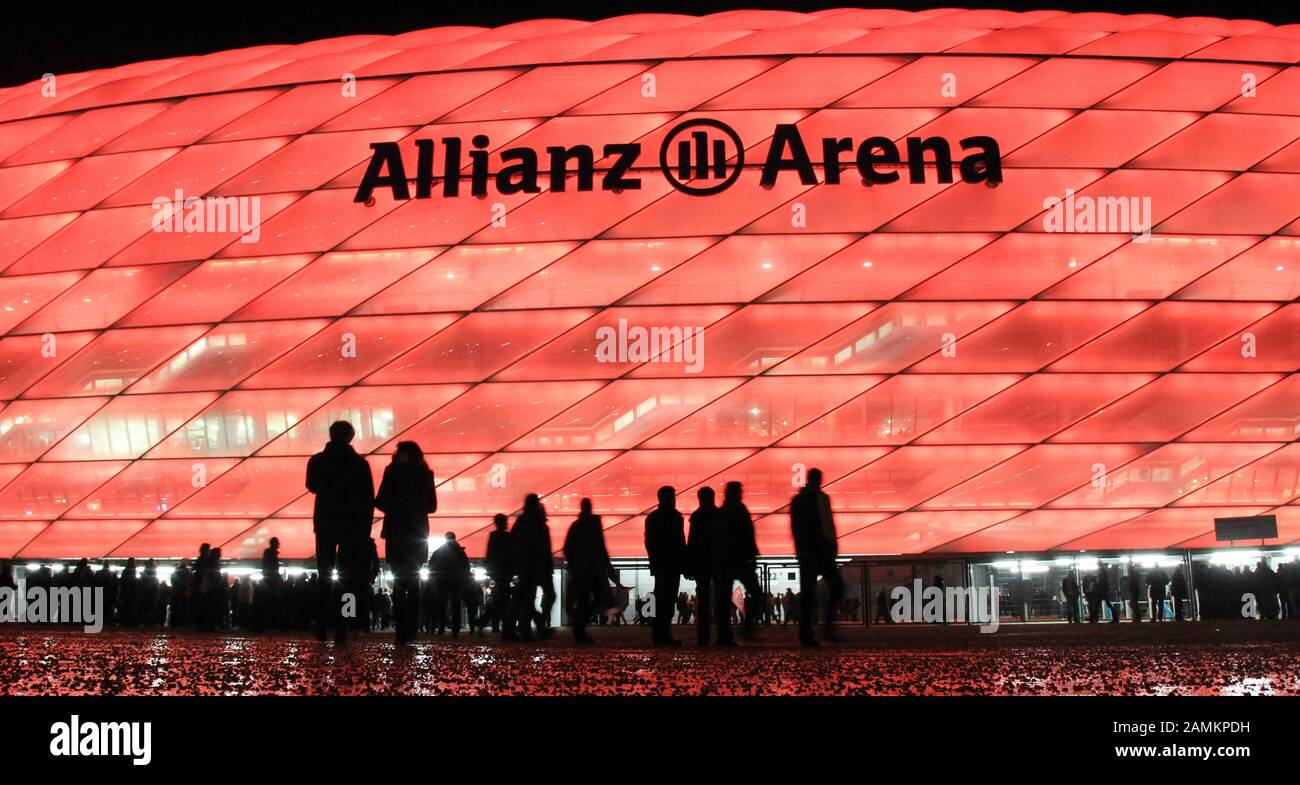 Fußball Champions League: FC Bayern München - FC Basel in der Allianz-Arena, im Bild Außenansicht der Allianz-Arena in Rot. [Automatisierte Übersetzung] Stockfoto