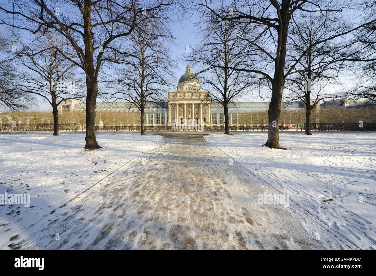 Die Bayerische Staatskanzlei am Hofgarten in München. Der Mittelteil besteht aus dem historischen Gebäude des ehemaligen Armeemuseum. [Automatisierte Übersetzung] Stockfoto