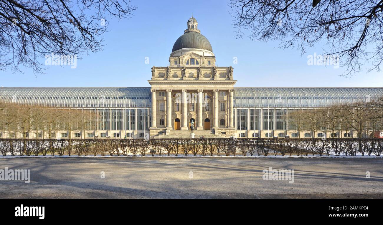 Die Bayerische Staatskanzlei am Hofgarten in München. Der Mittelteil besteht aus dem historischen Gebäude des ehemaligen Armeemuseum. [Automatisierte Übersetzung] Stockfoto