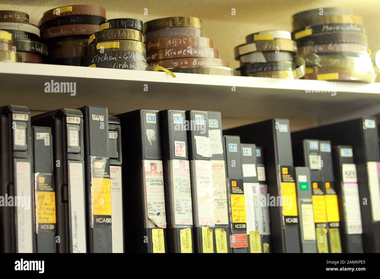 Filmrollen und Videobänder im Kellerstudio des örtlichen Fernsehsenders Flott-TV in Günzburg. [Automatisierte Übersetzung] Stockfoto