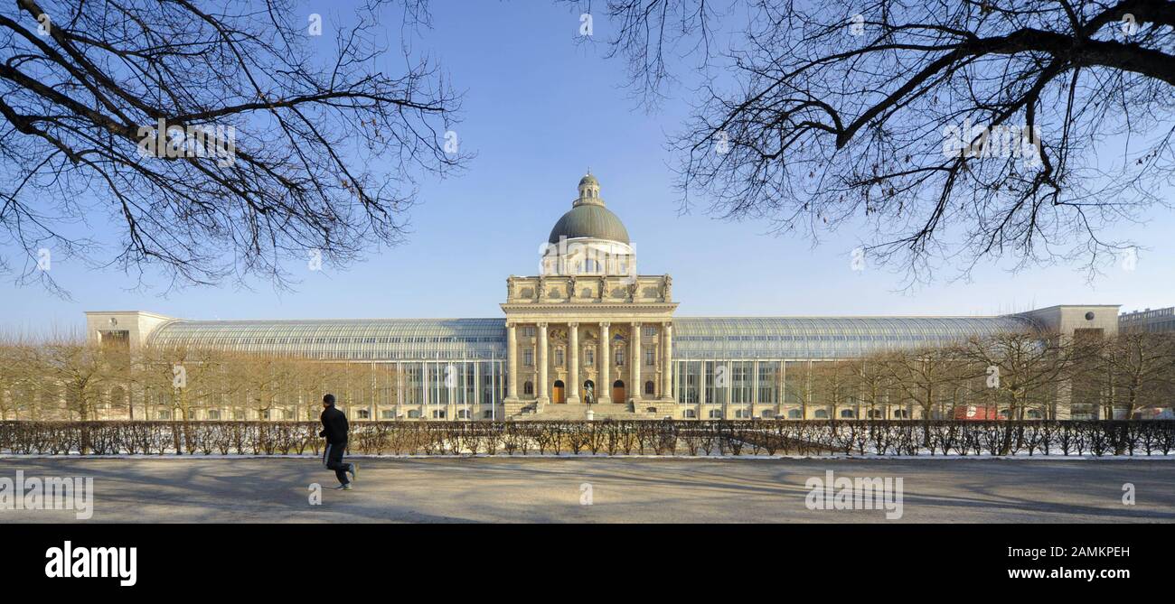 Die Bayerische Staatskanzlei am Hofgarten in München. Der Mittelteil besteht aus dem historischen Gebäude des ehemaligen Armeemuseum. [Automatisierte Übersetzung] Stockfoto