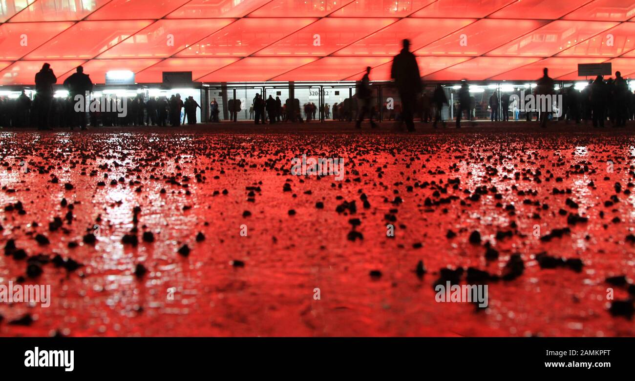 Fußball Champions League: FC Bayern München - FC Basel in der Allianz-Arena, im Bild Außenansicht der Allianz-Arena in Rot. [Automatisierte Übersetzung] Stockfoto