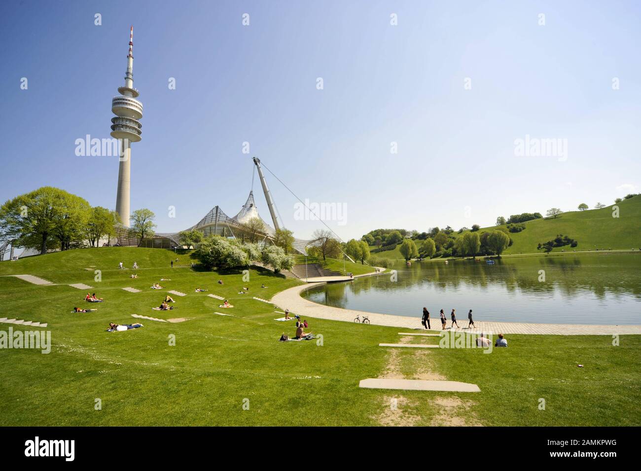 Freizeitoase Münchner Olympiapark, vorne am Kleinen Olympiasee, im Hintergrund Olympiatrum und Zeltdach des Olympiastadions. [Automatisierte Übersetzung] Stockfoto