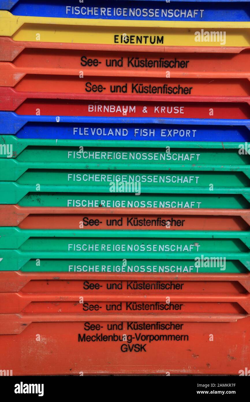 Gestapelte Fischkisten im Jachthafen Karlshagen, Usedom, Mecklenburg-Vorpommern, Deutschland [automatisierte Übersetzung] Stockfoto