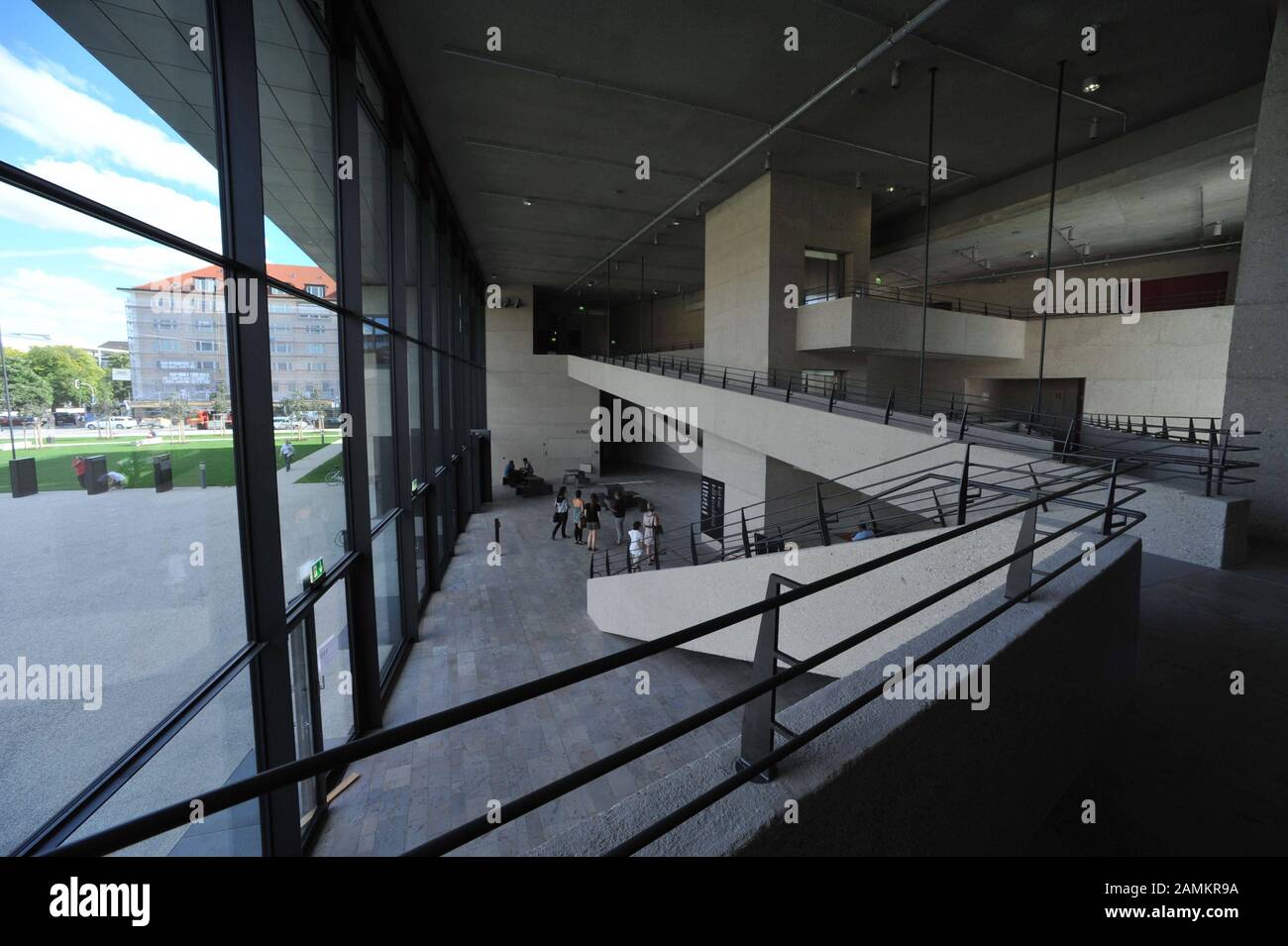 Das neu erbaute Gebäude der Hochschule für Film und Fernsehen (HFF) und das staatliche Museum für Ägyptische Kunst an der Gabelsbergerstraße im Münchner Stadtteil Maxvorstadt. [Automatisierte Übersetzung] Stockfoto