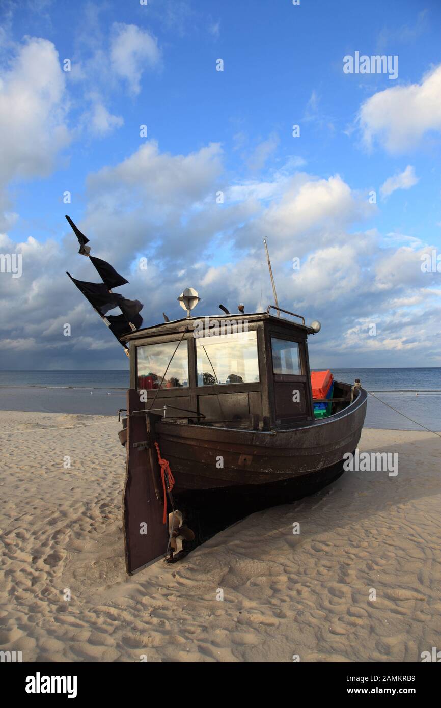 Fischerboot am Strand im Ostseebad Ahlbeck, Usedom, Mecklenburg-Vorpommern, Deutschland. [Automatisierte Übersetzung] Stockfoto