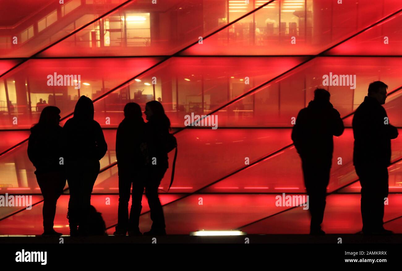 Fans vor dem Hintergrund der rot beleuchteten Allianz Arena vor dem Champions-League-Halbfinale FC Bayern München - Real Madrid. [Automatisierte Übersetzung] Stockfoto