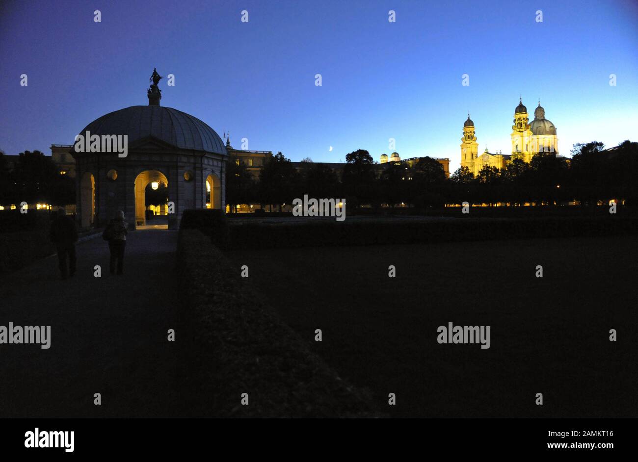 Pavillon im Münchner Hofgarten nachts, im Hintergrund die Theatinenkirche 'St. Kajetan". [Automatisierte Übersetzung] Stockfoto