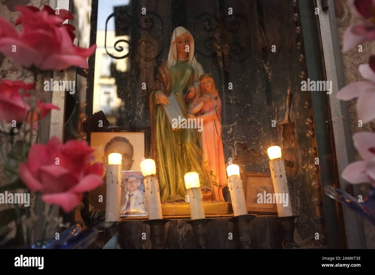 Hausaltar mit Darstellung der Jungfrau Maria eingerahmt von Neonkerzen in der Altstadt von Neapel. [Automatisierte Übersetzung] Stockfoto