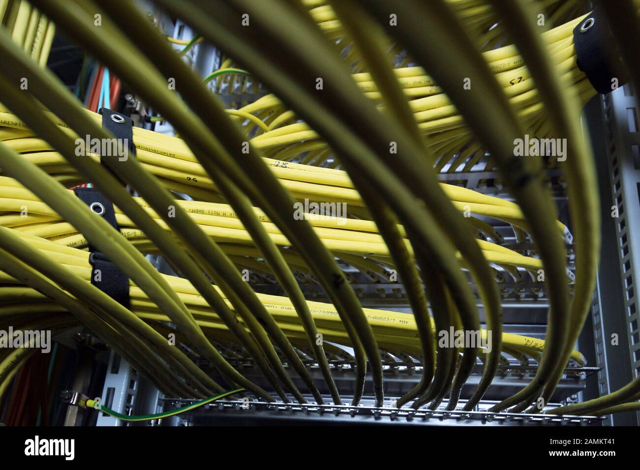 SuperMUC Hochleistungsrechner im LRZ am TU München Campus in Garching: Hier Glasfaserkabel für das Internet. [Automatisierte Übersetzung] Stockfoto