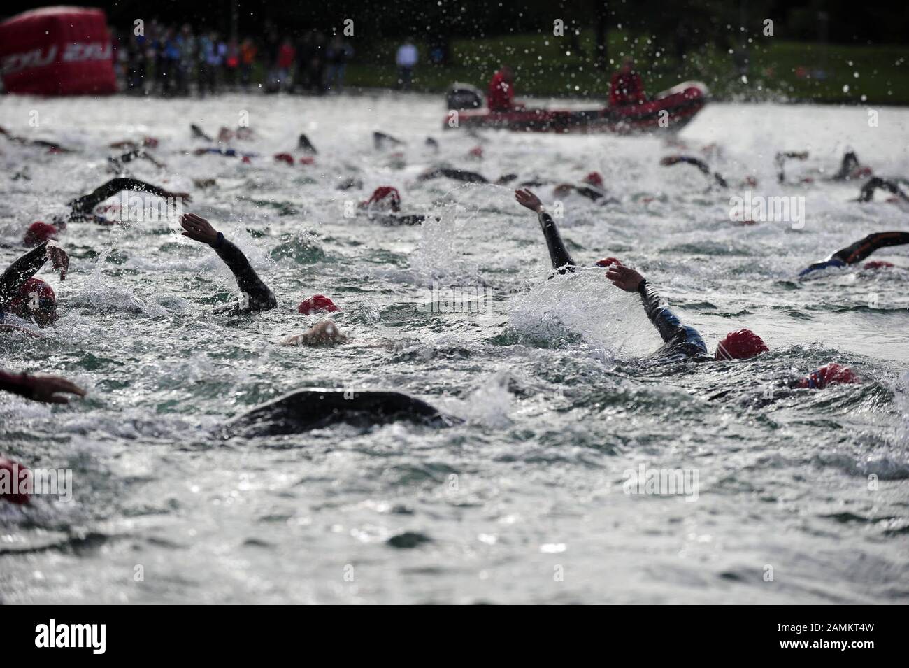 Teilnehmer Schwimmen Beim 3muc Triathlon Uber Die Olympische Distanz Auf Der Regattastrecke Oberschleissheim Automatisierte Ubersetzung Stockfotografie Alamy