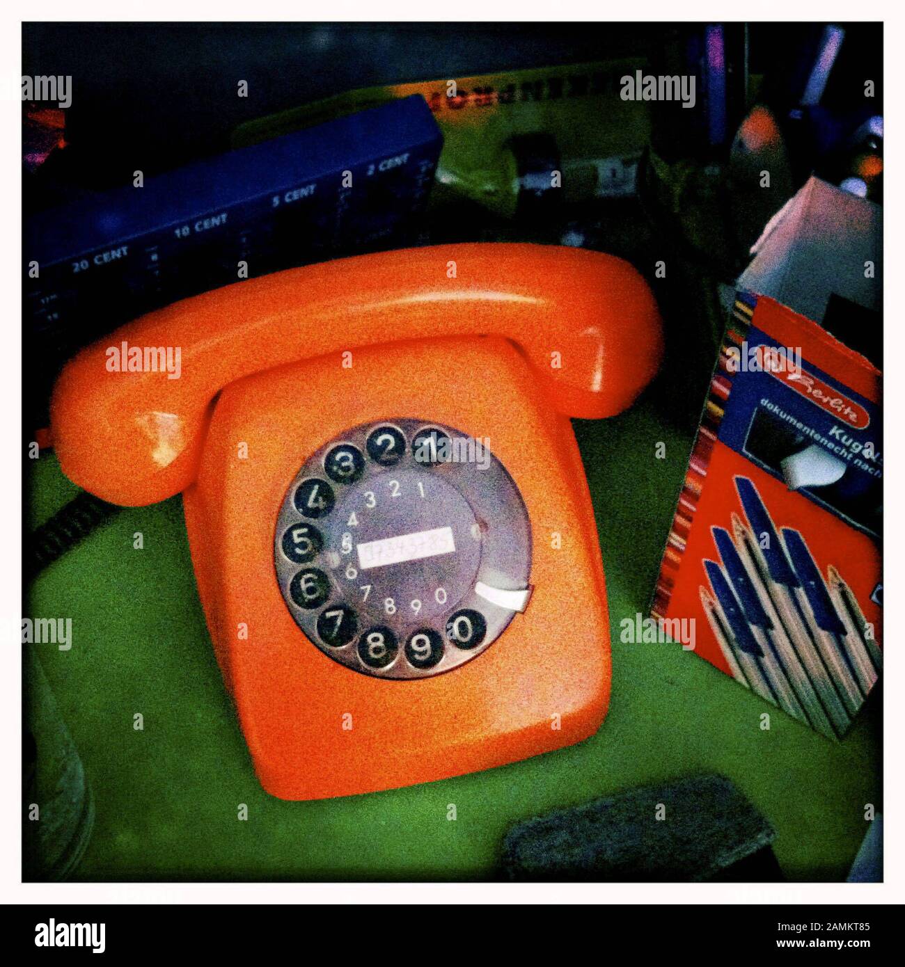 In den beiden Bars 'München 72' (eines in der Kohlstraße, eines im Olympiapark) kommt die Zeit der Olympischen Spiele 1972 in München wieder zum Leben. Das Bild zeigt ein orangefarbenes Telefon mit Wahlrad. [Automatisierte Übersetzung] Stockfoto