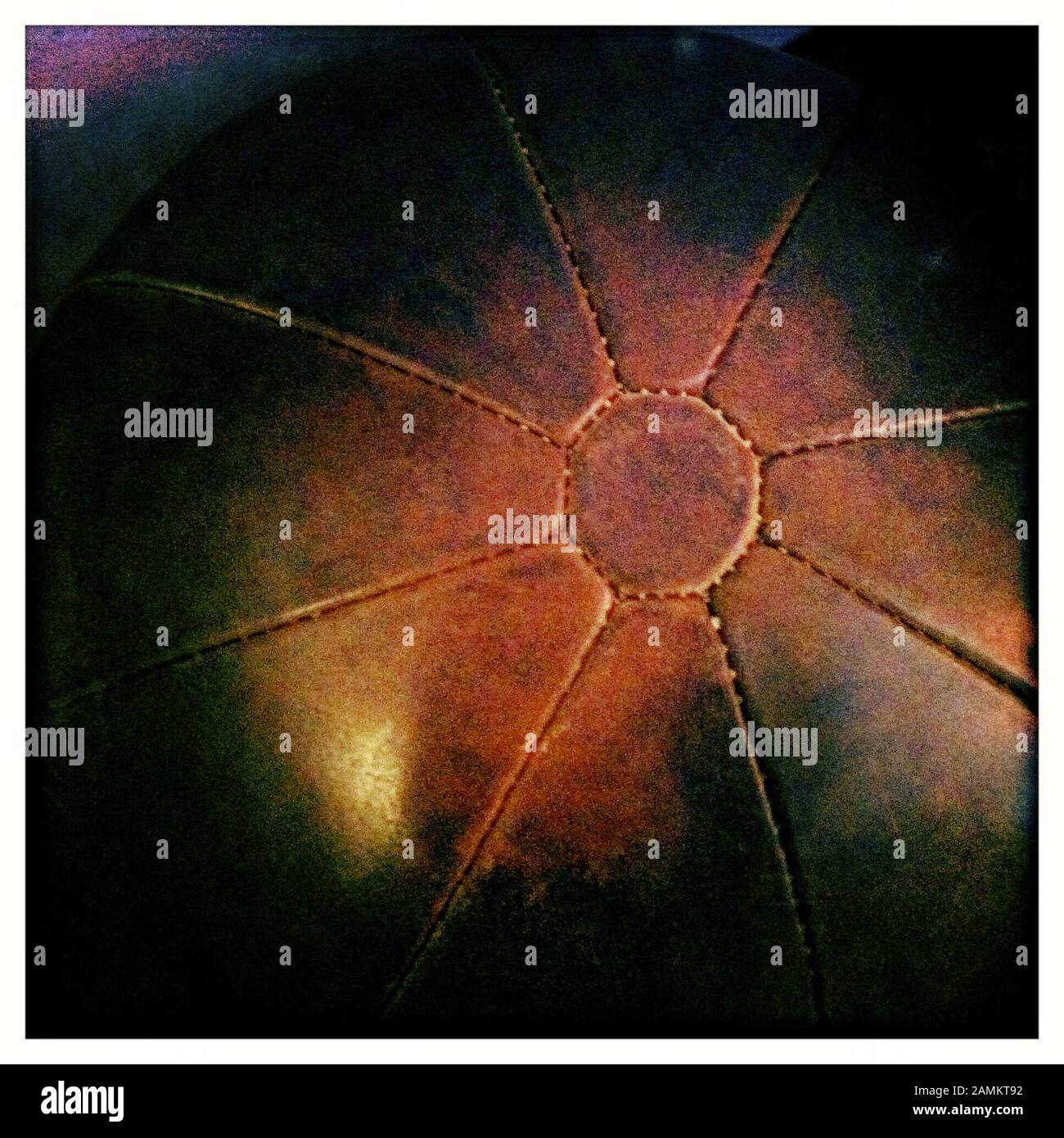 In den beiden Bars 'München 72' (eines in der Kohlstraße, eines im Olympiapark) kommt die Zeit der Olympischen Spiele 1972 in München wieder zum Leben. Das Bild zeigt einen Medizinball. [Automatisierte Übersetzung] Stockfoto