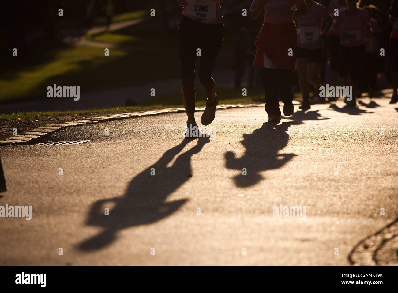 Teilnehmer am 4. Frauenlauf im Münchner Olympiapark. [Automatisierte Übersetzung] Stockfoto