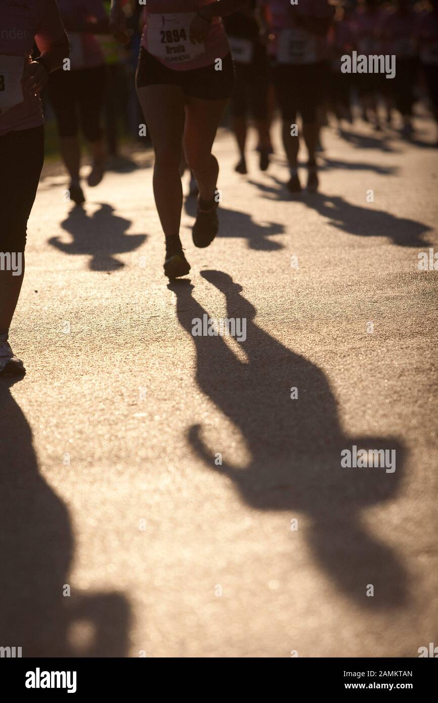 Teilnehmer am 4. Frauenlauf im Münchner Olympiapark. [Automatisierte Übersetzung] Stockfoto