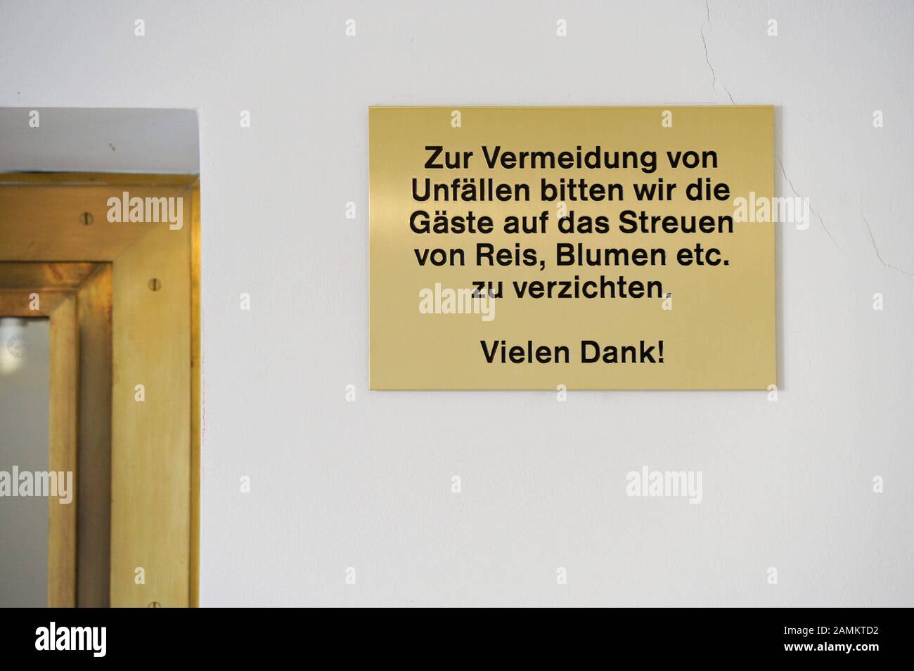 Verbotsschild mit der Aufschrift "Um Unfälle zu vermeiden, bitten wir die Gäste, Reis, Blumen etc. Zu streuen Vielen Dank!" beim Registraturamt in der Mandlstraße in Schwebing. [Automatisierte Übersetzung] Stockfoto