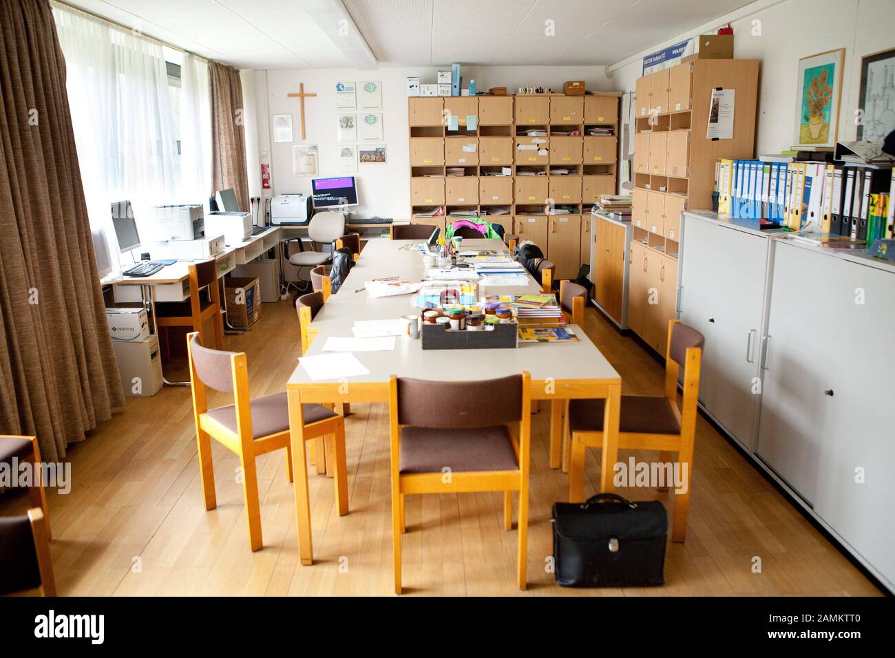 Der Lehrerraum für 25 Lehrer in der Realschule an der Stuntzstraße 55 im Münchner Stadtteil Bogenhausen. [Automatisierte Übersetzung] Stockfoto
