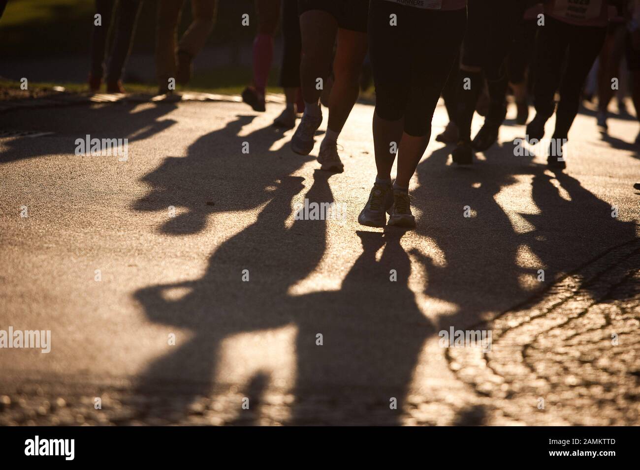Teilnehmer am 4. Frauenlauf im Münchner Olympiapark. [Automatisierte Übersetzung] Stockfoto