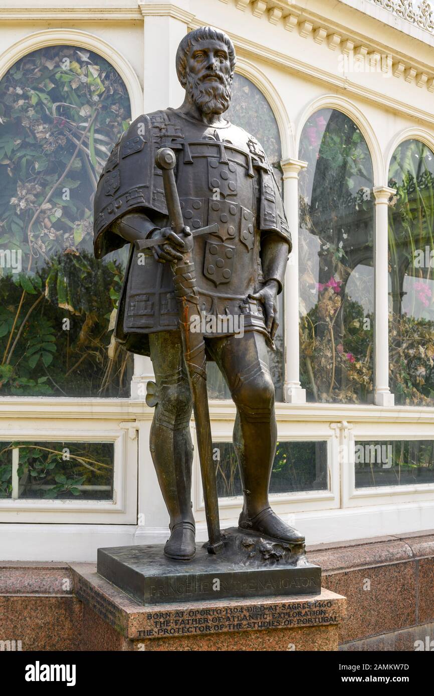 Statue von Prinz Heinrich der Seefahrer von Bildhauer Léon-Joseph Chavalliaud, an einer der Ecken von Sefton Park Palm House, Liverpool, Großbritannien positioniert. Stockfoto