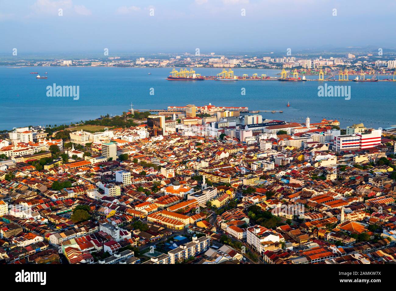Luftaufnahme der Stadt Georgetown von der Spitze des Komtar Towers in Georgetown, Penang Island, Malaysia mit Blick auf Butterworth und die Stra Stockfoto