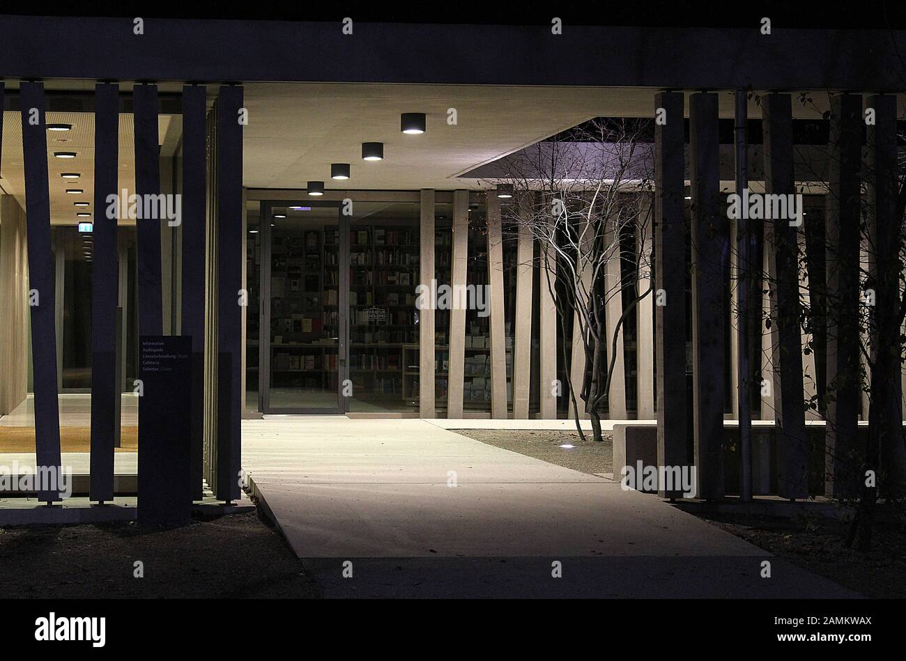 Das Besuchergebäude der KZ-Gedenkstätte in Dachau in der Nacht. [Automatisierte Übersetzung] Stockfoto