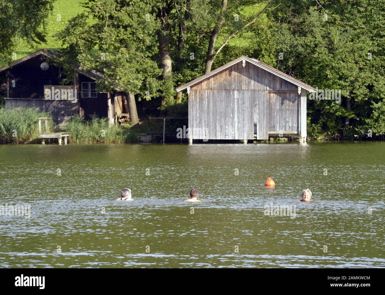 Holzhäuschen und Badegäste am Badesee am Lauser Weiher. [Automatisierte Übersetzung] Stockfoto