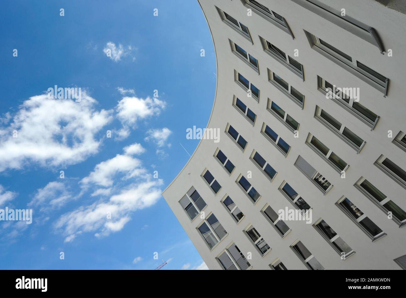 74 Bewohner des Alters- und Pflegeheims "Leonhard-Henninger-Haus" ziehen sechs Monate in das neue Pflegezentrum an der Baierbrunner Straße in Sendling. [Automatisierte Übersetzung] Stockfoto