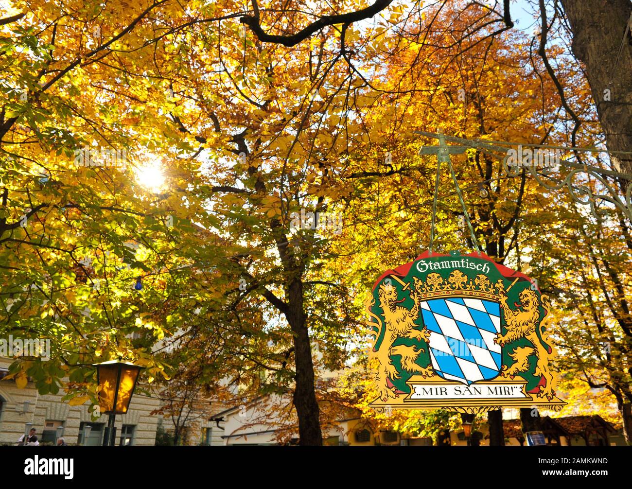 Herbststimmmumg im Hofbräu-Biergarten am Wiener Platz. Im Bild das Schild 'Stammtisch - mir san mir' mit bayrischem Wappen. [Automatisierte Übersetzung] Stockfoto