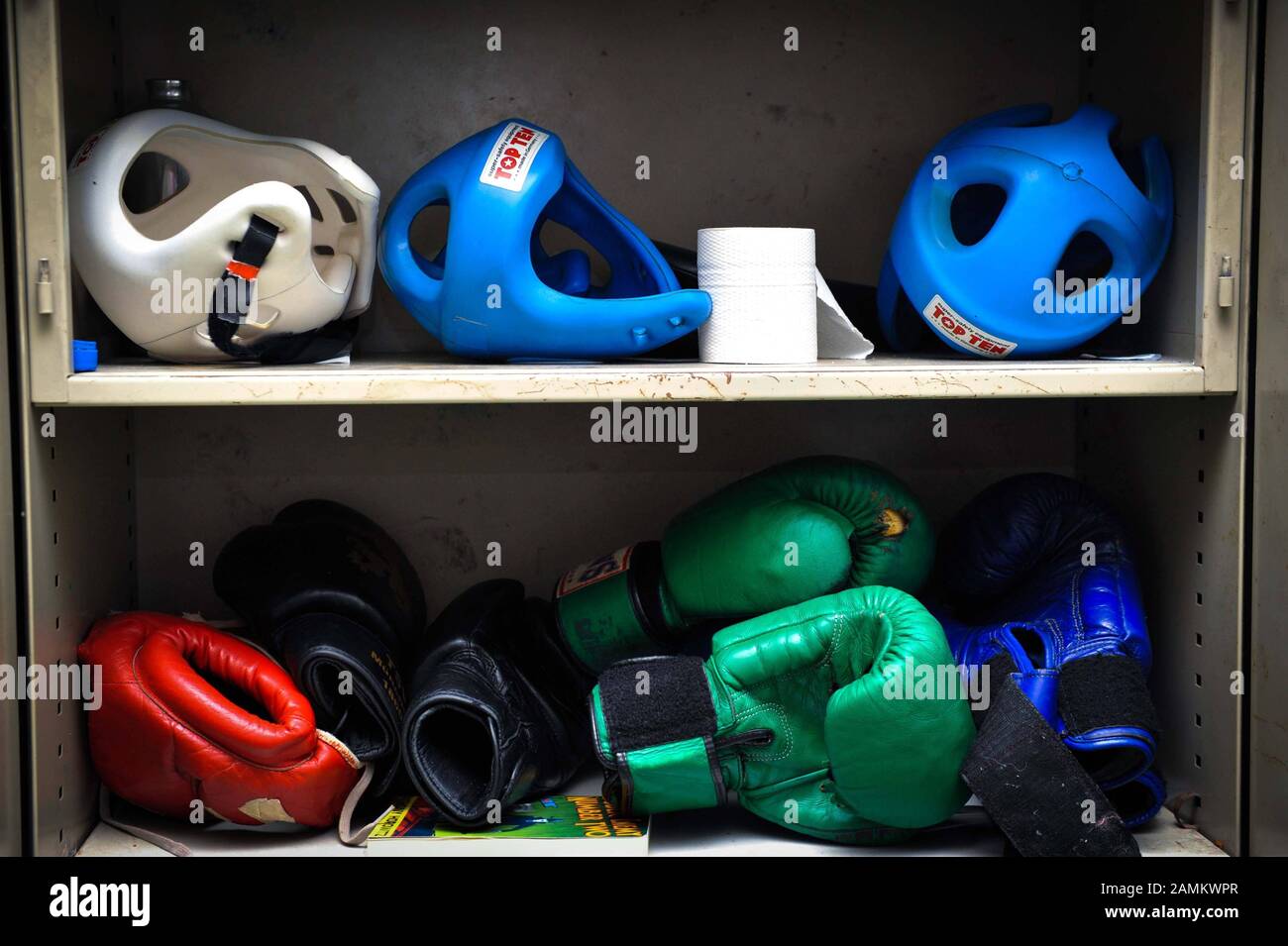 Kopfbedeckung für das Boxtraining des TSV 1860 München in der Sporthalle der Wittelsbacherschule in der Auenstraße 19. [Automatisierte Übersetzung] Stockfoto