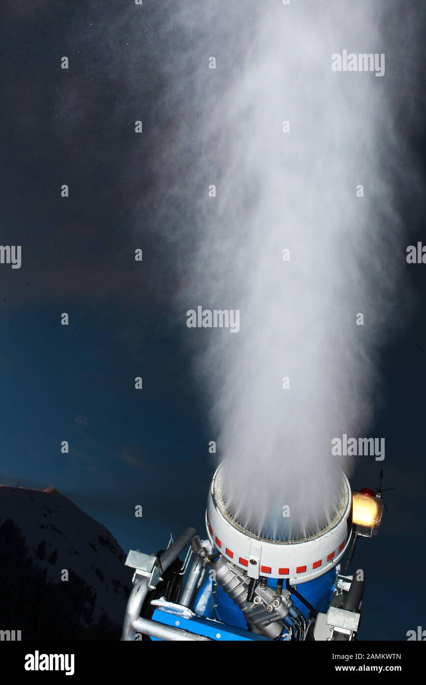 Schneekanone in der Dämmerung auf der Bergstation Hochbrixen oberhalb von Brixen im Thale in Österreich im Einsatz. [Automatisierte Übersetzung] Stockfoto