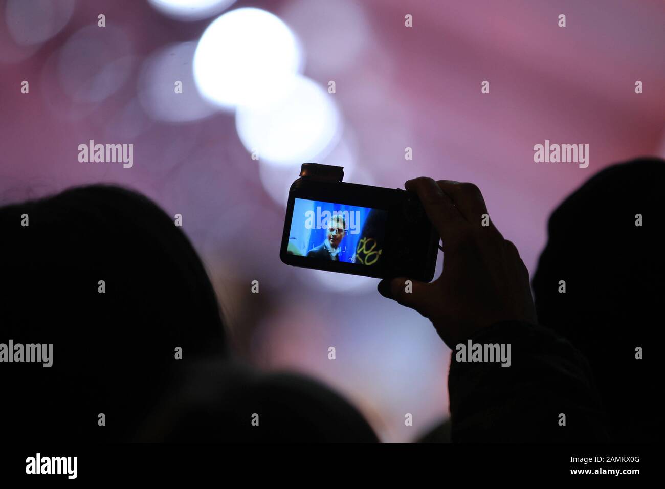 Deutscher Filmball im Hotel Bayerischer Hof in München: Im Bild beobachten Autogrammjäger und Fans mit Digitalkameras die Ankunft der Gäste. [Automatisierte Übersetzung] Stockfoto