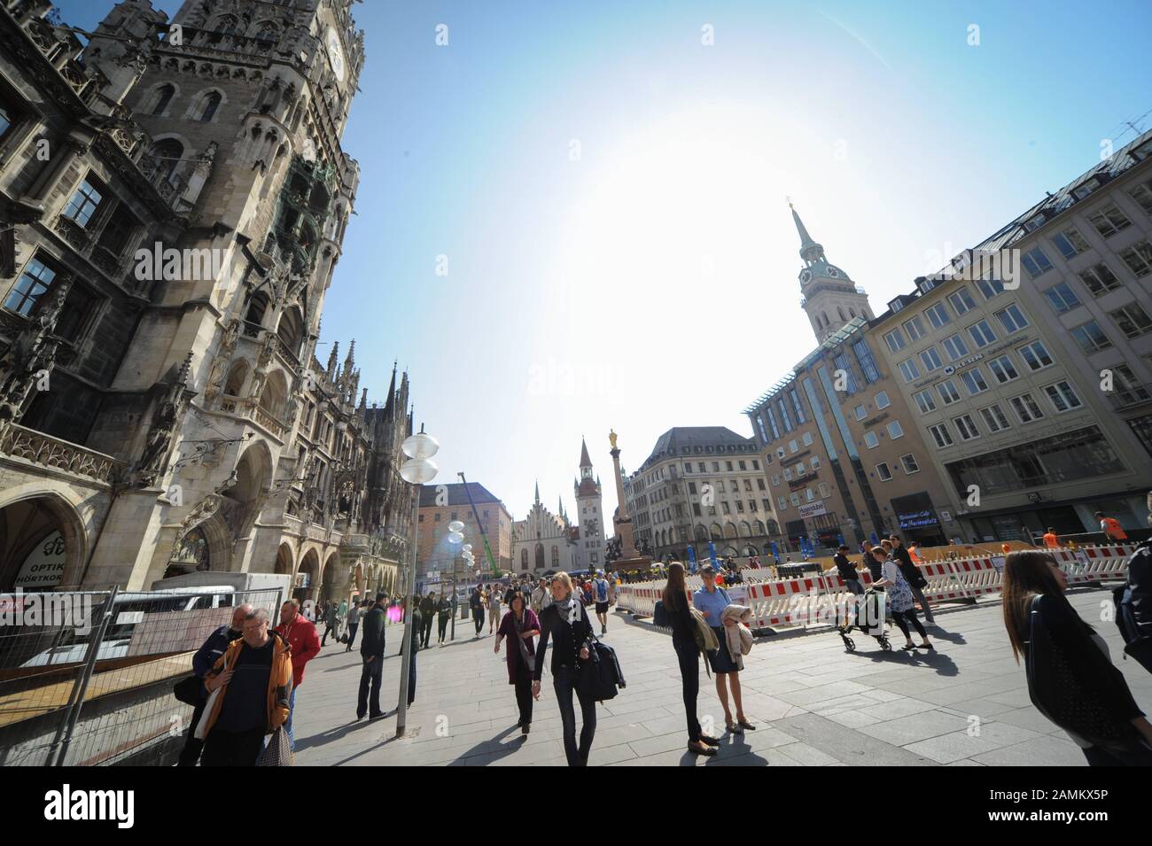 Passanten in der Fußgängerzone am Marienplatz mit Blick auf Alter Peter. [Automatisierte Übersetzung] Stockfoto