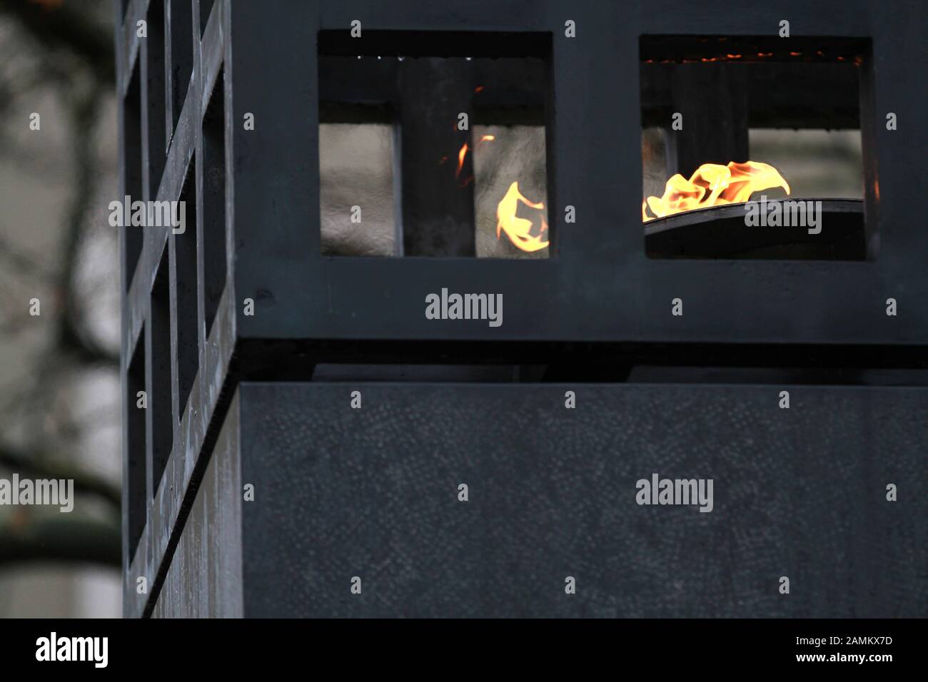 Die ewige Flamme auf dem 'Platz des Opfers des Nationalsozialismus' im Zentrum Münchens. Der neu gestaltete Platz wird am Tag des Gedenkens mit einer Kranzniederlegung wieder für die Öffentlichkeit geöffnet. [Automatisierte Übersetzung] Stockfoto