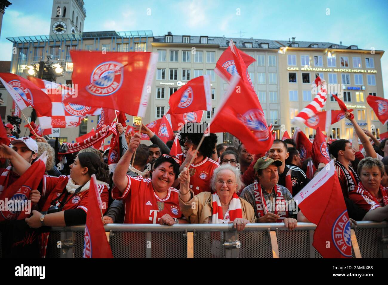 Fans des FC Bayern München feiern auf dem Marienplatz vor dem Münchner Rathaus, wo sich die Mannschaft des deutschen Fußball-Rekordmeisters nach dem Empfang von Oberbürgermeister Dieter Reiter auf dem Balkon präsentiert. [Automatisierte Übersetzung] Stockfoto